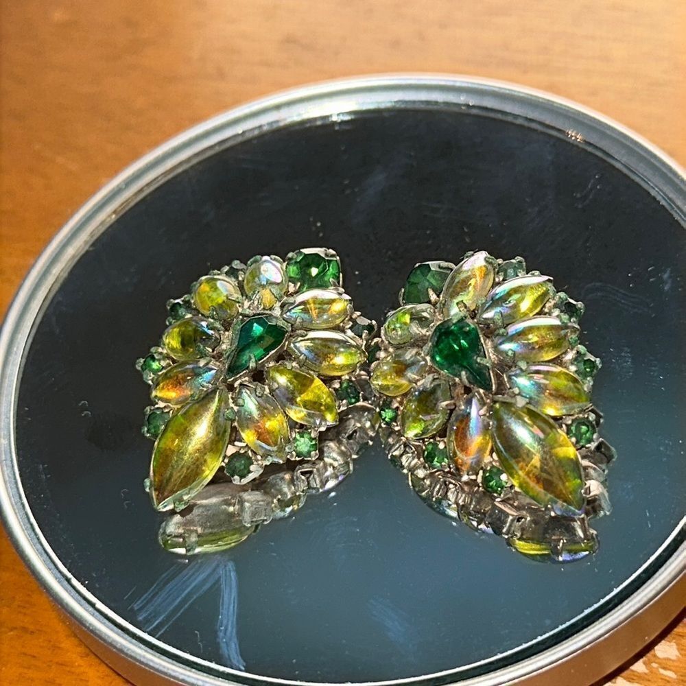 Vtg mid century‎ green rhinestone & iridescent chartreuse green clip on earrings